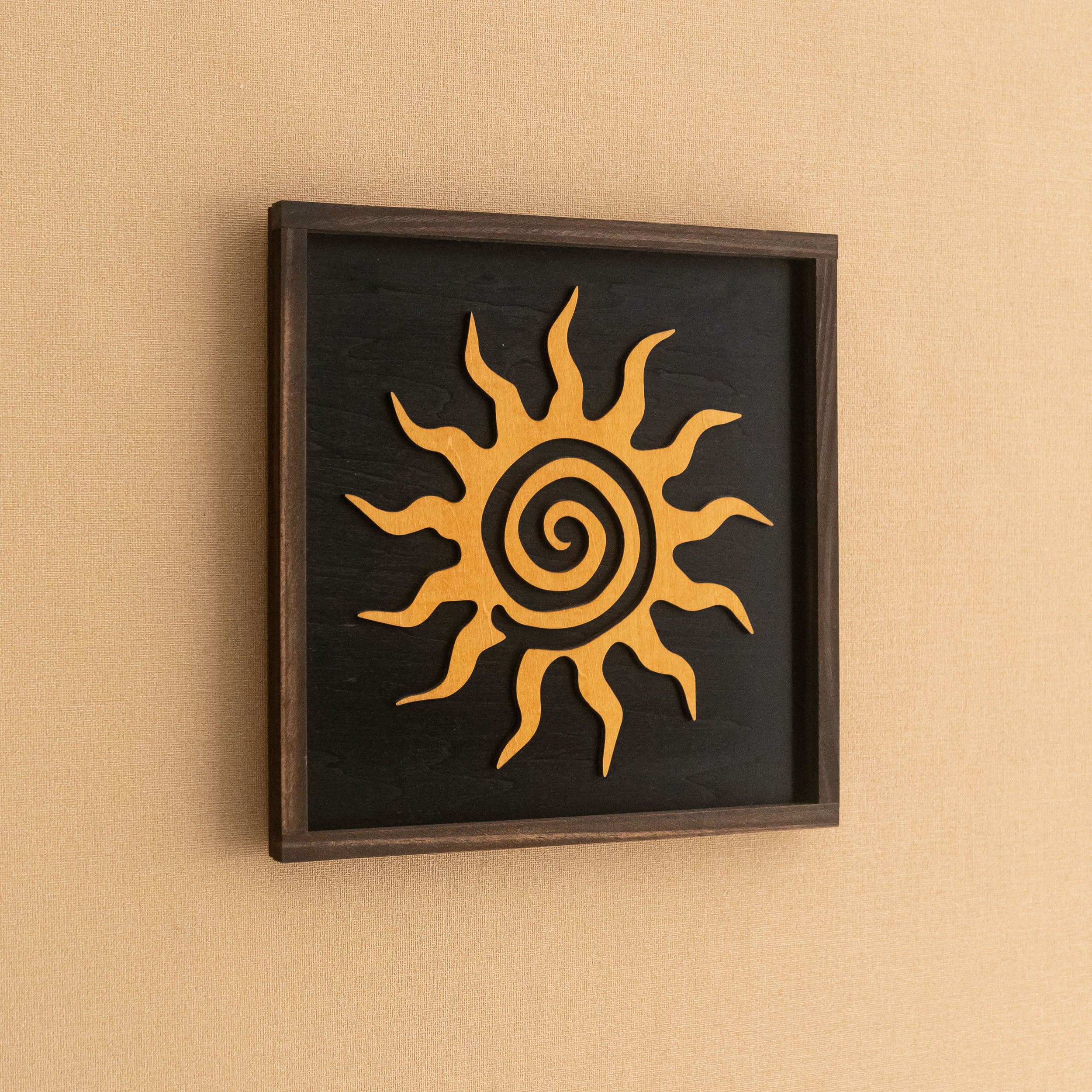 Arte de pared de madera con sol y luna para una decoración de pared de inspiración celestial