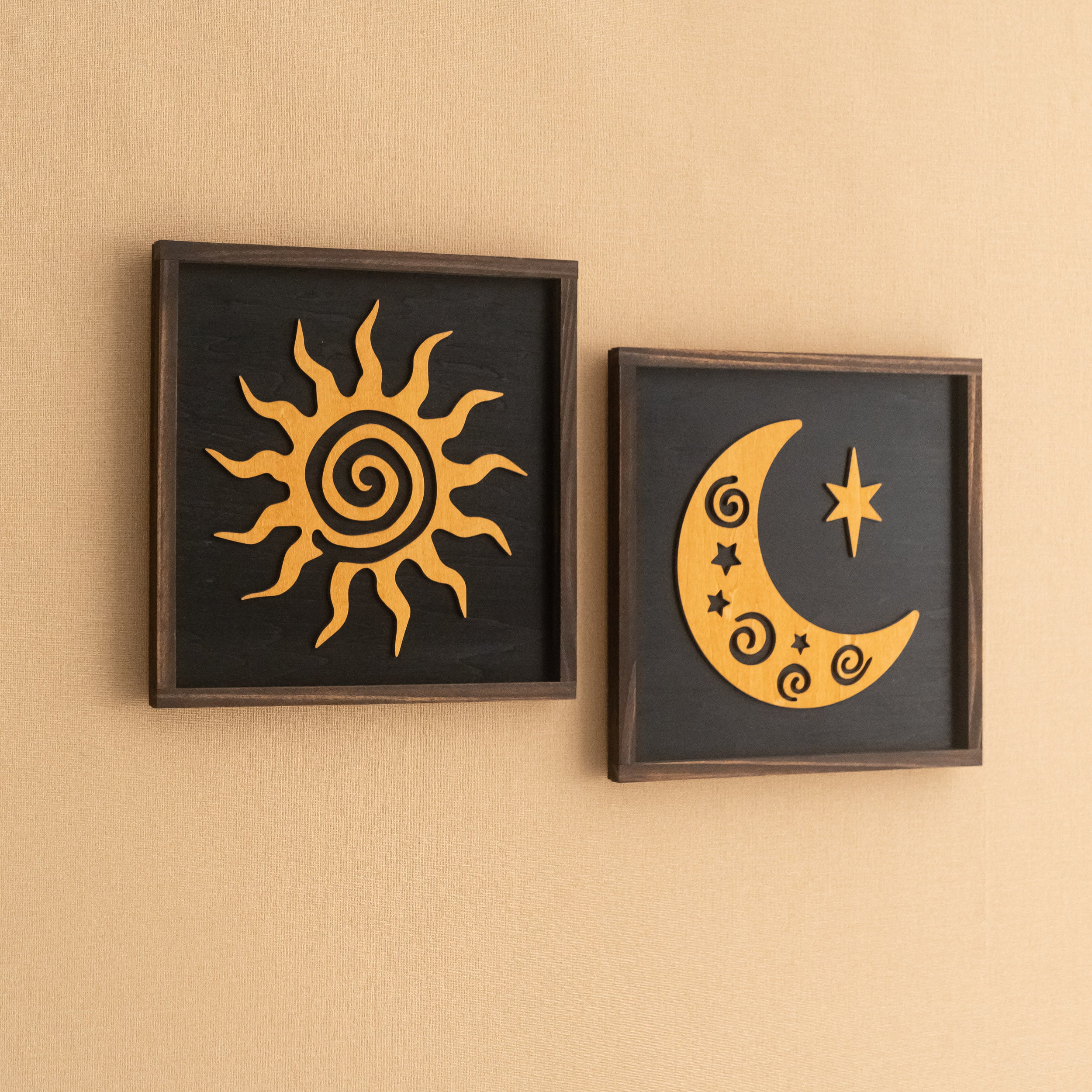 Arte de pared de madera con sol y luna para una decoración de pared de inspiración celestial