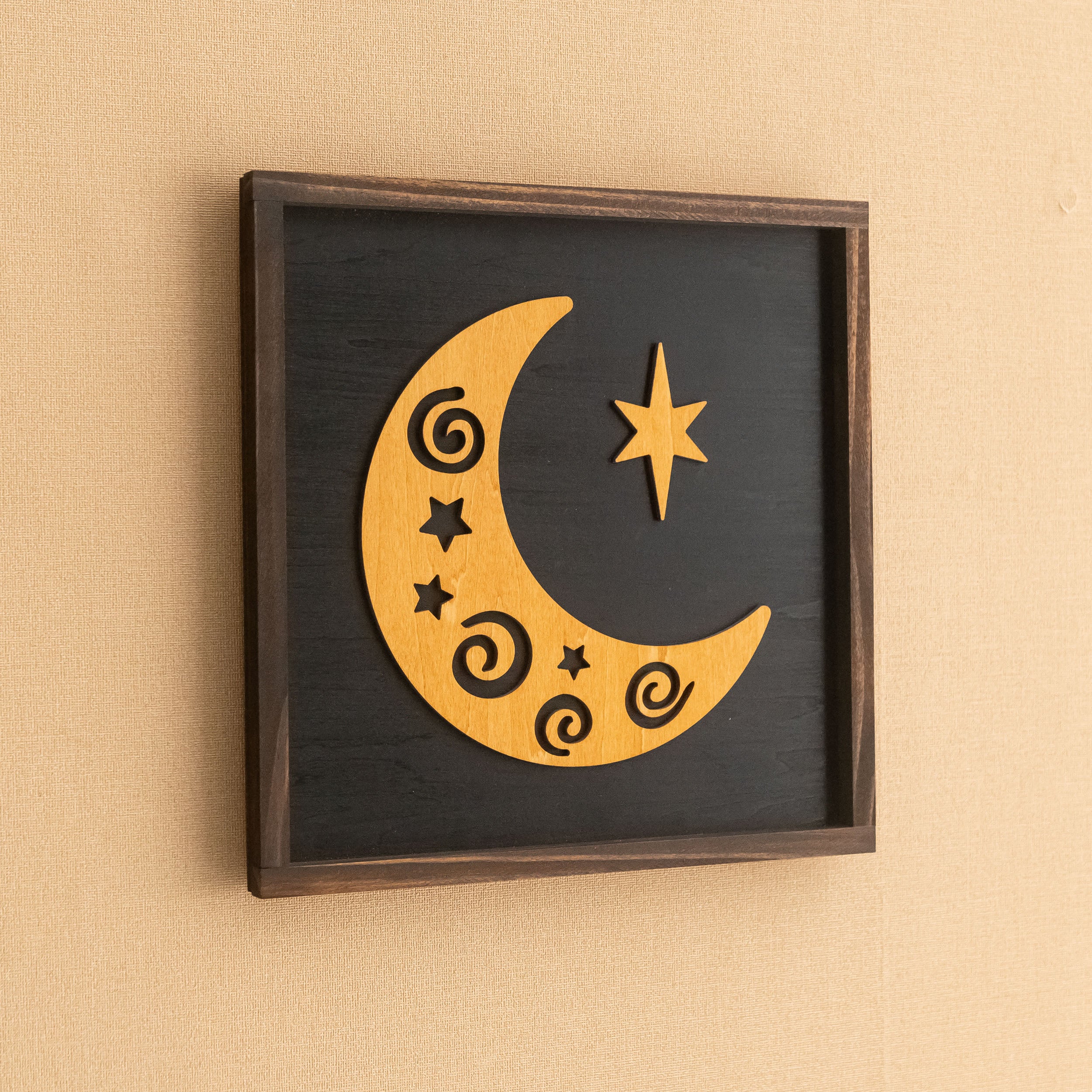 Arte de pared de madera con sol y luna para una decoración de pared de inspiración celestial