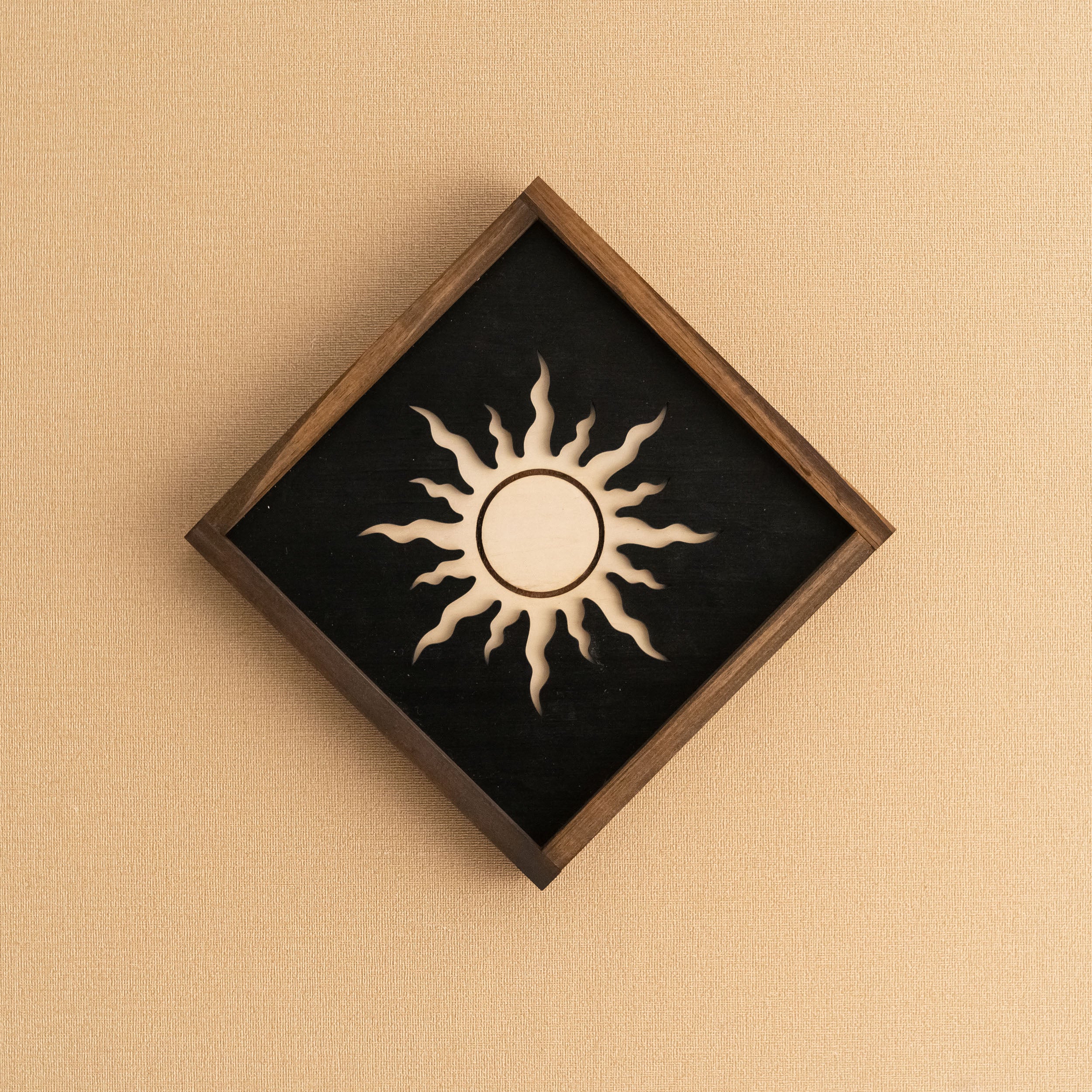 Arte de pared de madera con sol y luna para una decoración bohemia celestial
