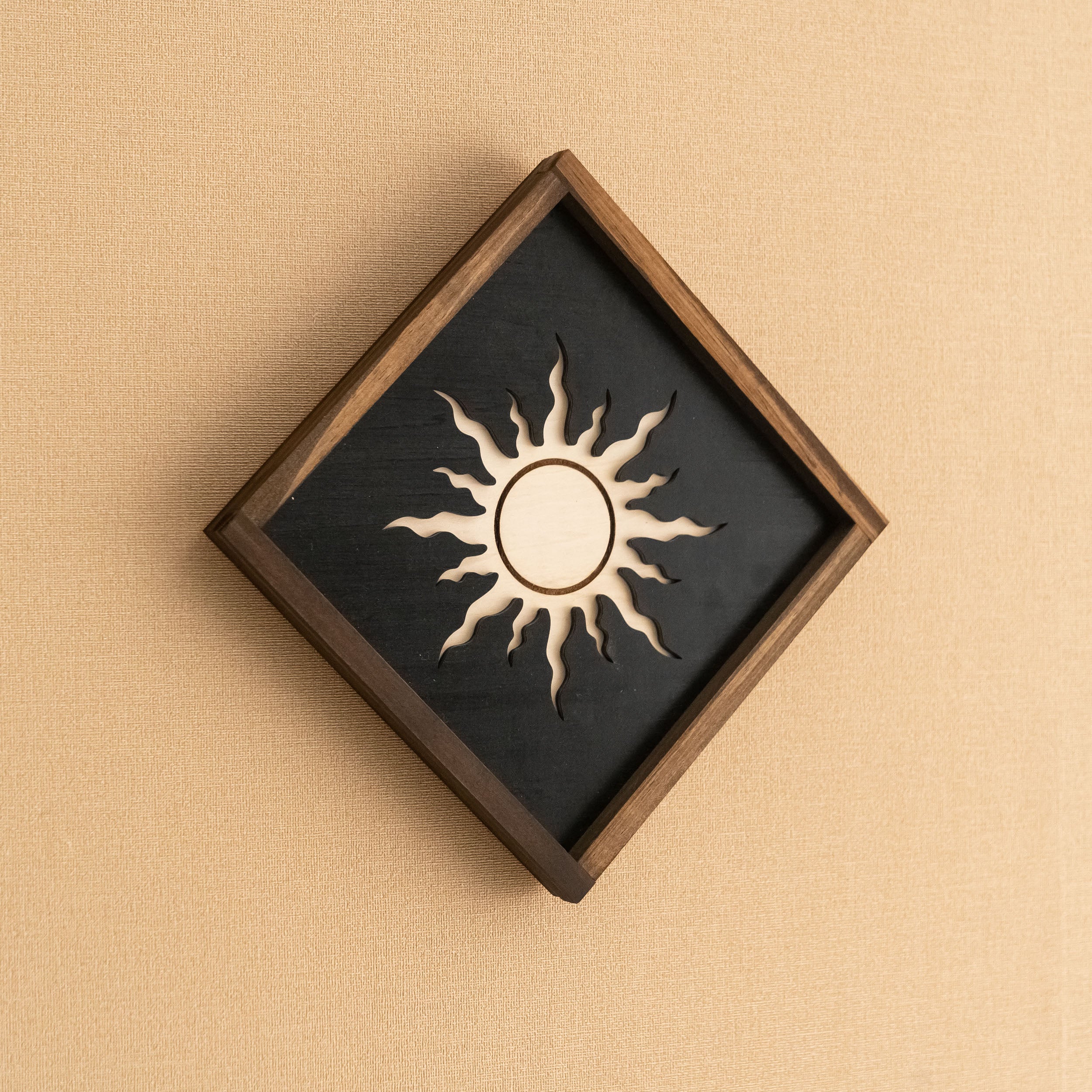 Arte de pared de madera con sol y luna para una decoración bohemia celestial