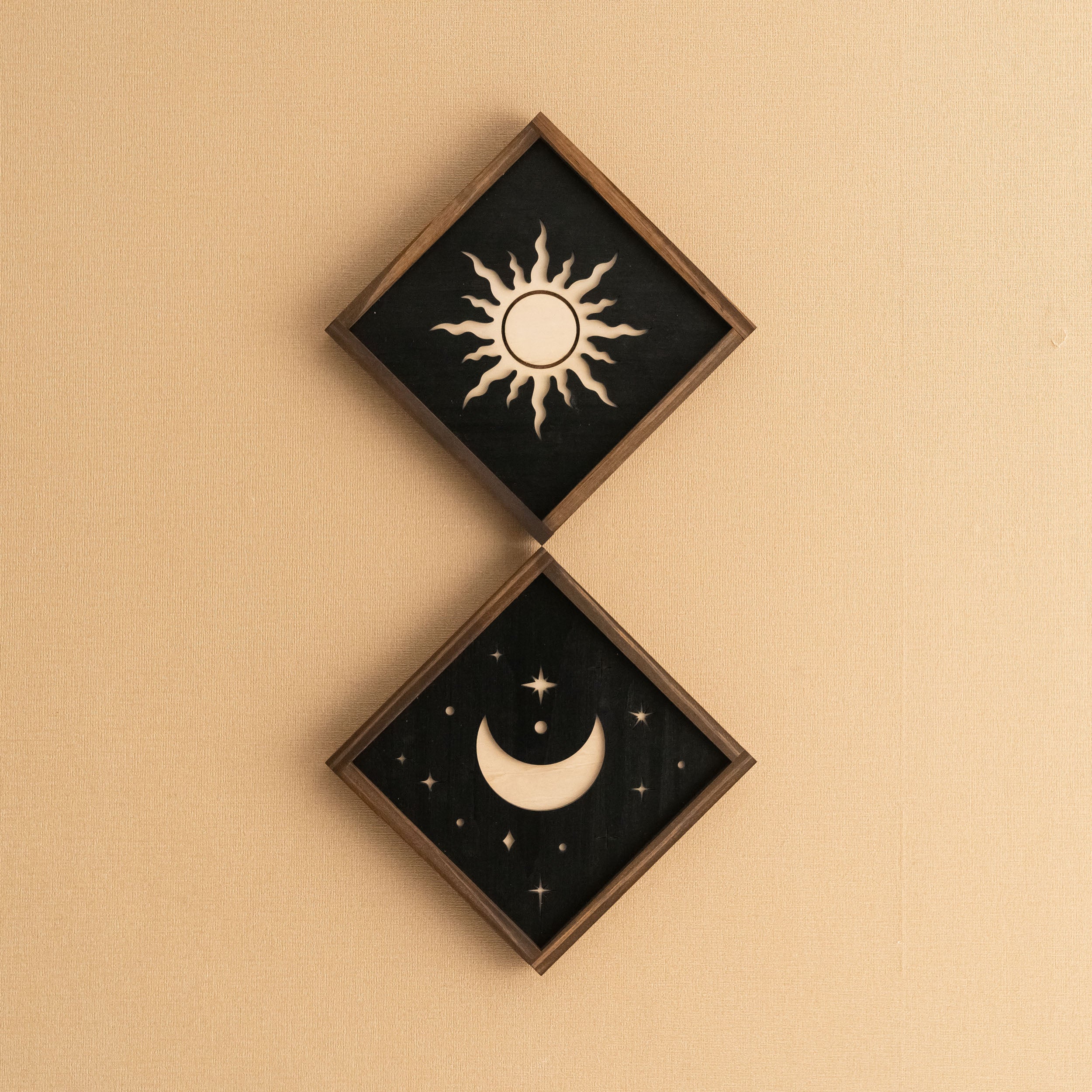 Arte de pared de madera con sol y luna para una decoración bohemia celestial