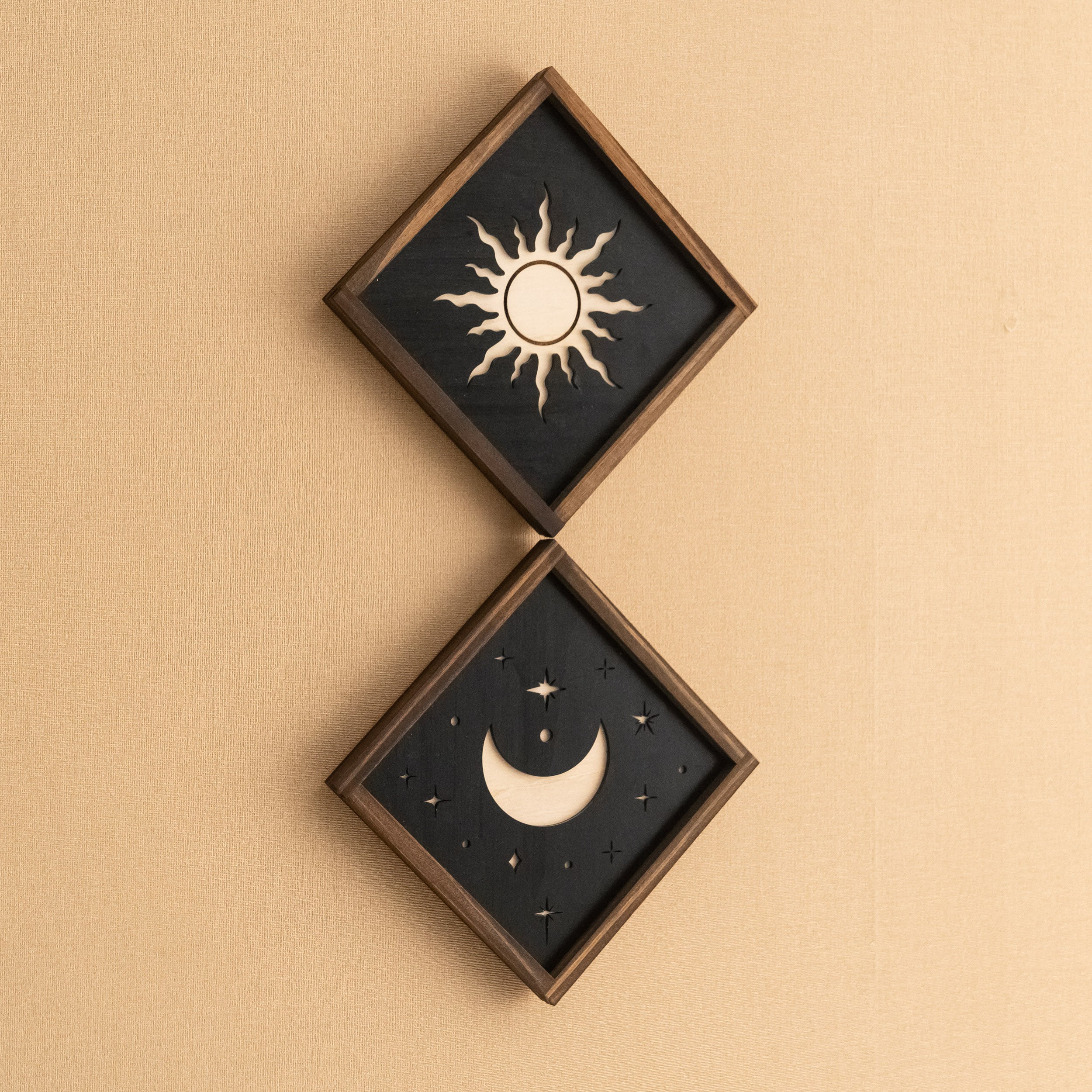 Arte de pared de madera con sol y luna para una decoración bohemia celestial