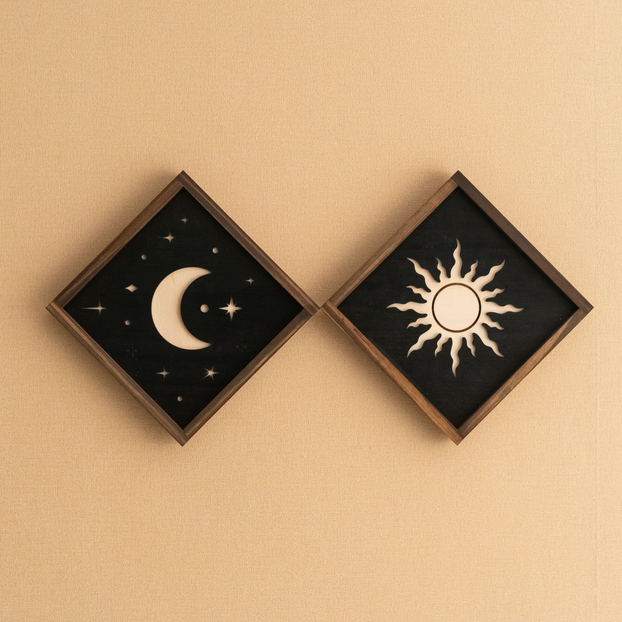Arte de pared de madera con sol y luna para una decoración bohemia celestial