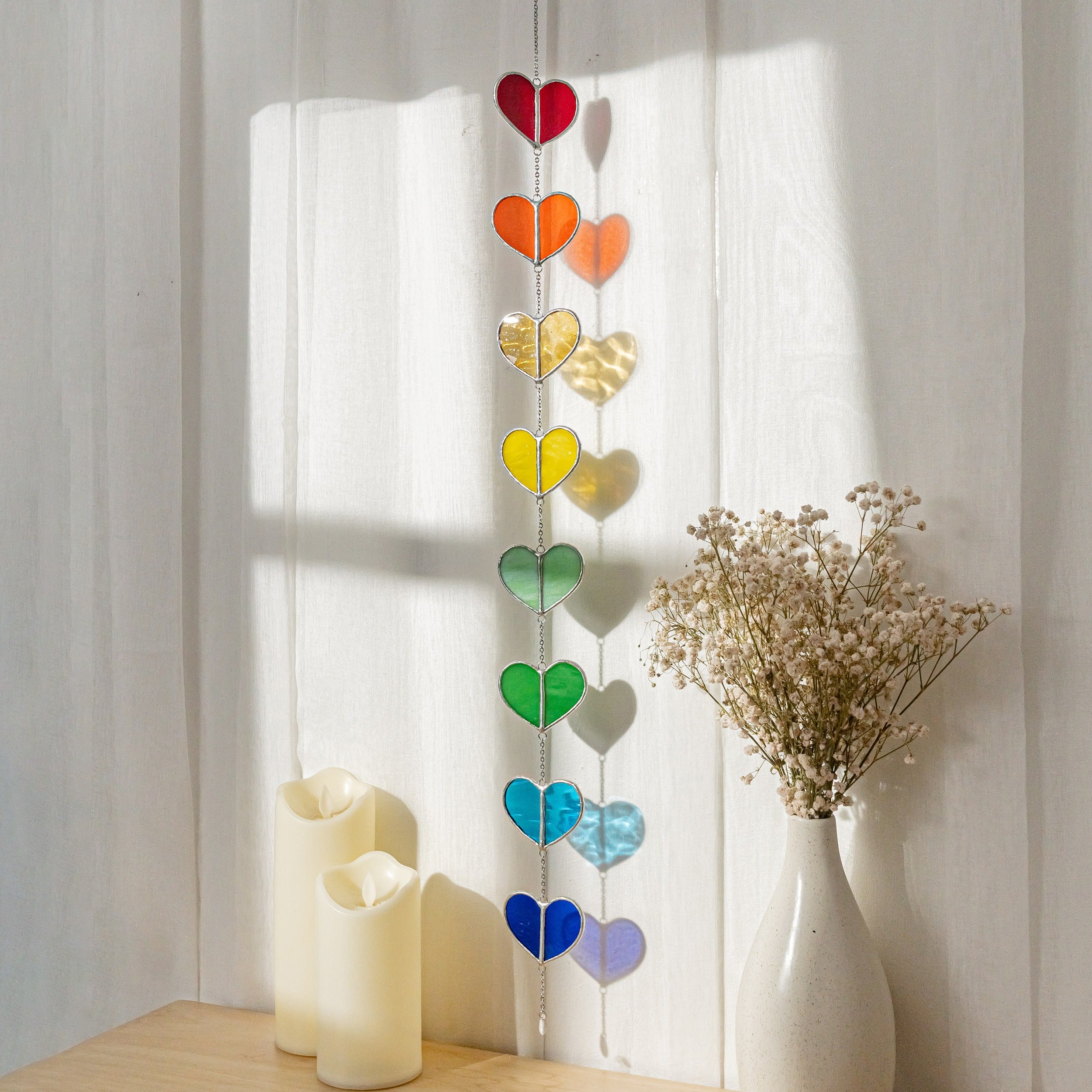 Guirnalda de corazones de vitrales vibrantes para ventanas y paredes