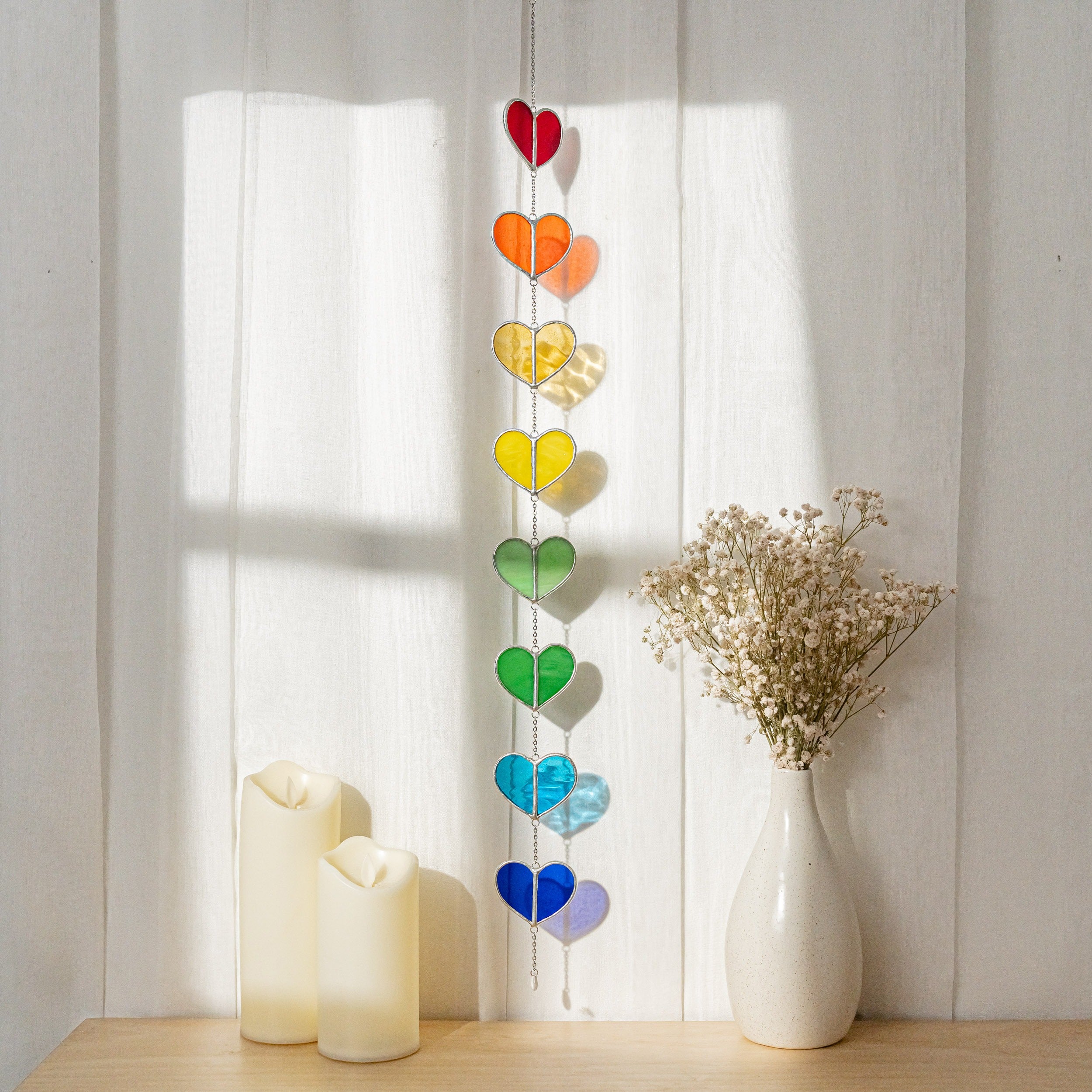 Guirnalda de corazones de vitrales vibrantes para ventanas y paredes