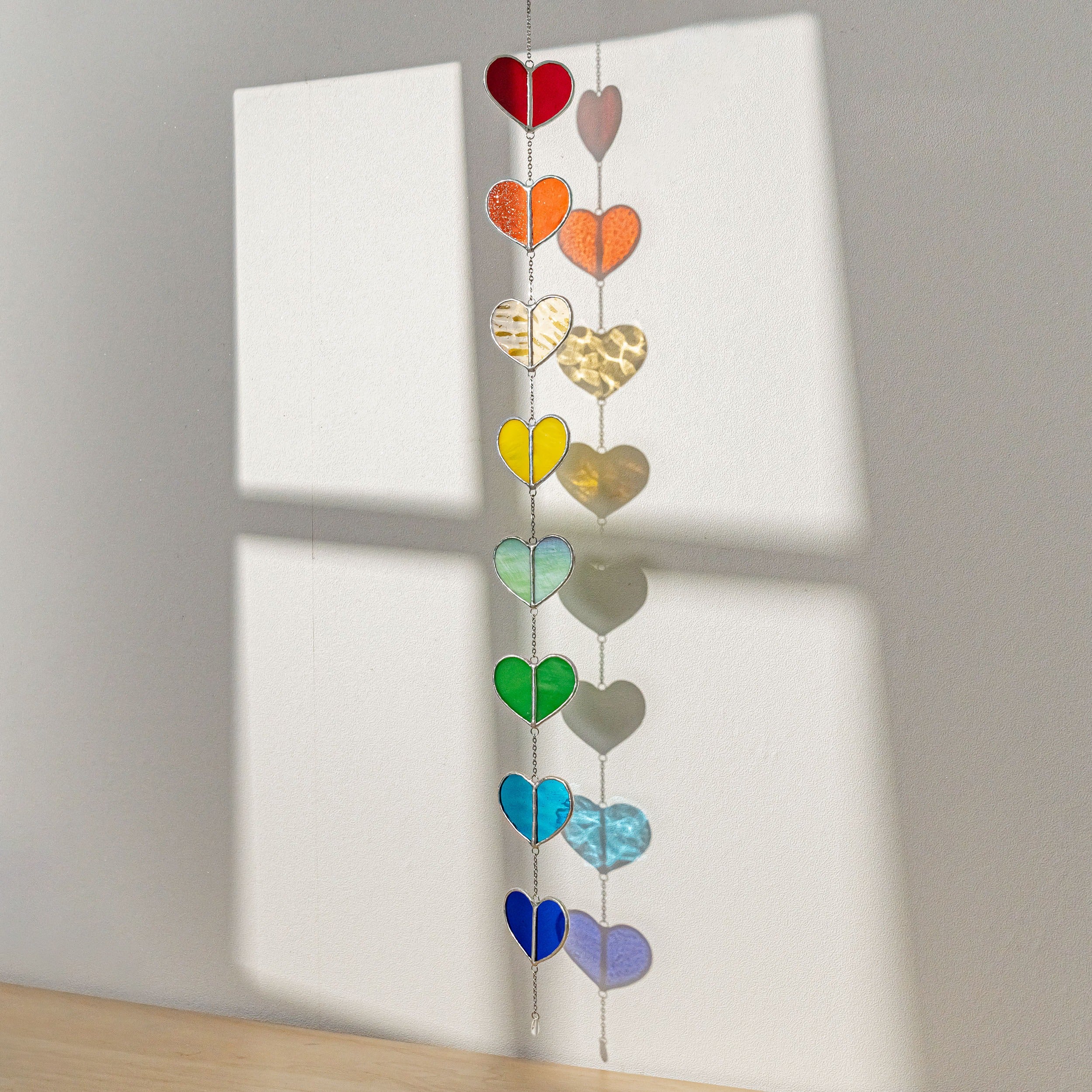 Guirnalda de corazones de vitrales vibrantes para ventanas y paredes