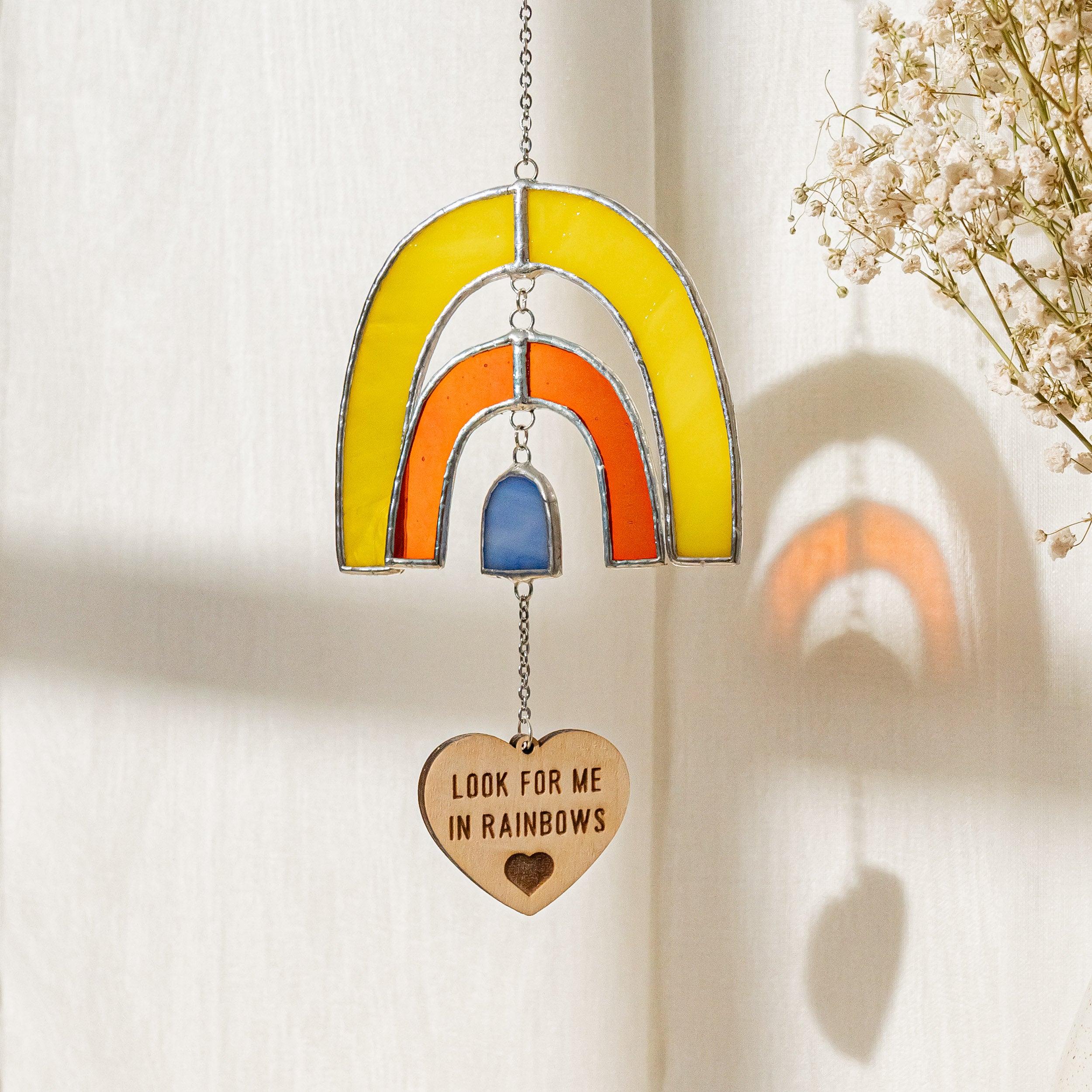 Regenbogen-Buntglas zum Muttertag als herzliche Hommage an das Fenster 